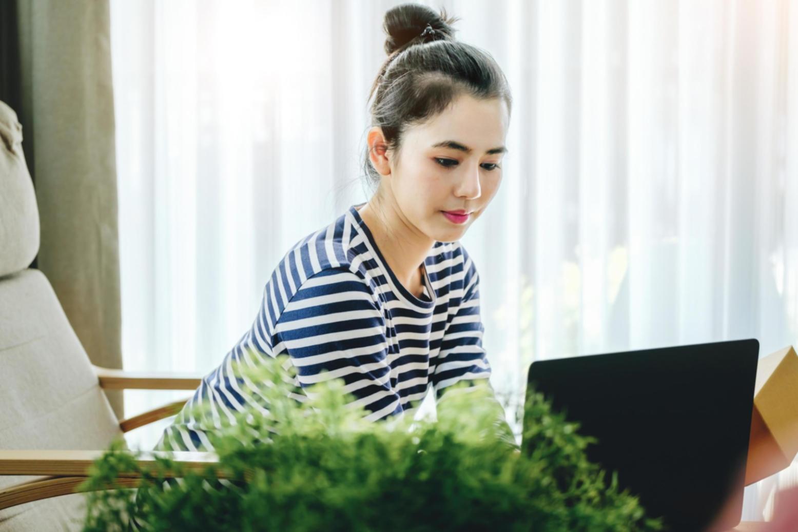 Analyse de performance SEO sur écran avec métriques de trafic